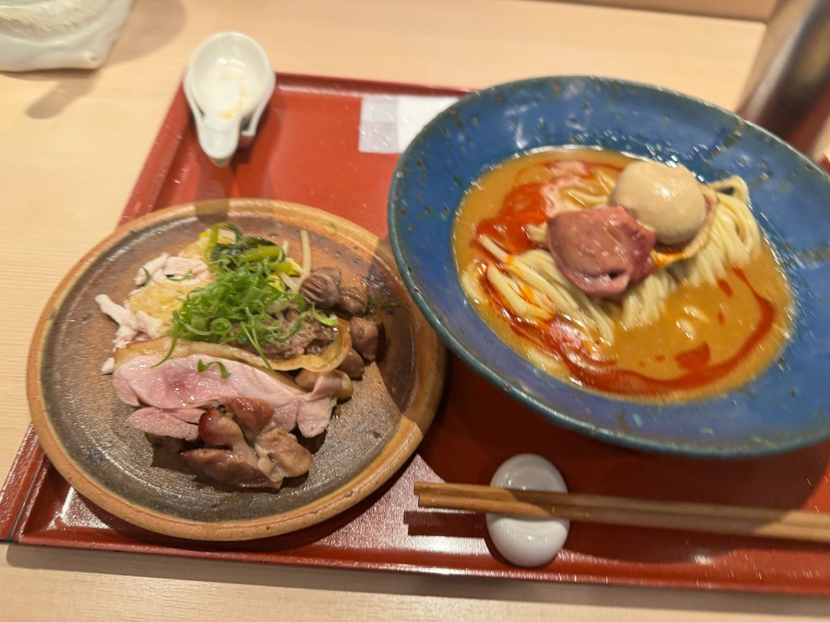 foofoomasa's tweet photo. 別皿で皮目をパリッと焼き上げられた高坂鶏のもも肉、ほぐされたむね肉、はつ、青ねぎなどが添えられます。

辛味のある担々麺を楽しみ、さまざまなトッピングをのせなから好みのトッピングとともに楽しめます。 https://t.co/45jEDVdfd7