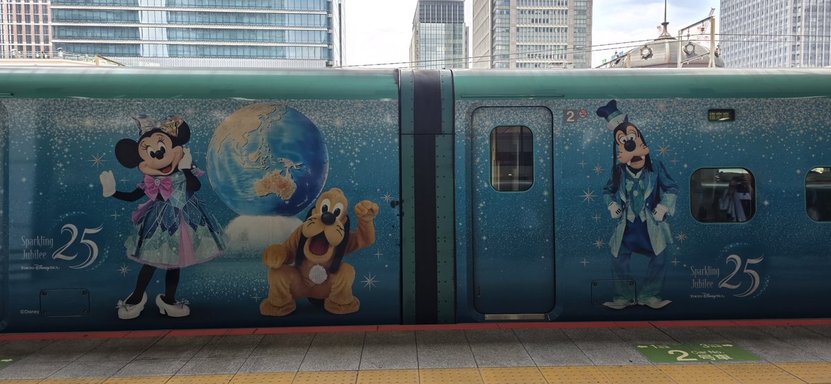 mika13_k's tweet photo. 東京駅到着降りたら目の前にディズニー新幹線✨
かわいい！！

それにしても暑い☀️😵💦
有楽町駅まで１駅！歩くべきか電車に乗るべきか。

悩むところ間違えてる～(笑) https://t.co/eiBHfuXmSu