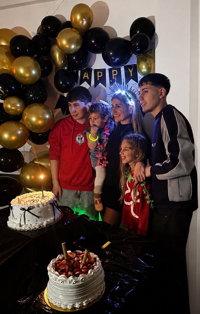 Laru_fiori's tweet photo. Hay algo q no cambiará x nada en el mundo y son mis hijos, mi vida no sería lo mismo sin cada uno de ustedes.Hoy miro hacia atrás y veo una vida llena de momentos,de sueños cumplidos,de otros que quedaron en el camino,de risas,lágrimas,aciertos y errores. Bienvenida nueva década https://t.co/4Y8KmdHPnn