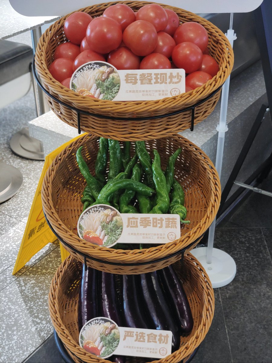 chy_hnak's tweet photo. Fresh, locally-sourced spinach u0026 cherry tomatoes just hit the store—perfect for your weekday salad prep! Grab a bunch and a punnet before they’re gone!， https://t.co/aaMdCpnhj3