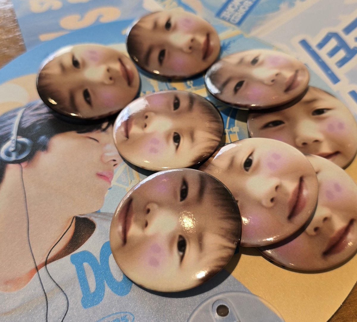 goingday6HBD's tweet photo. 세트특전인 포스터 대신 핀버튼으로 교체되었습니다. https://t.co/3NB0EoqqIk