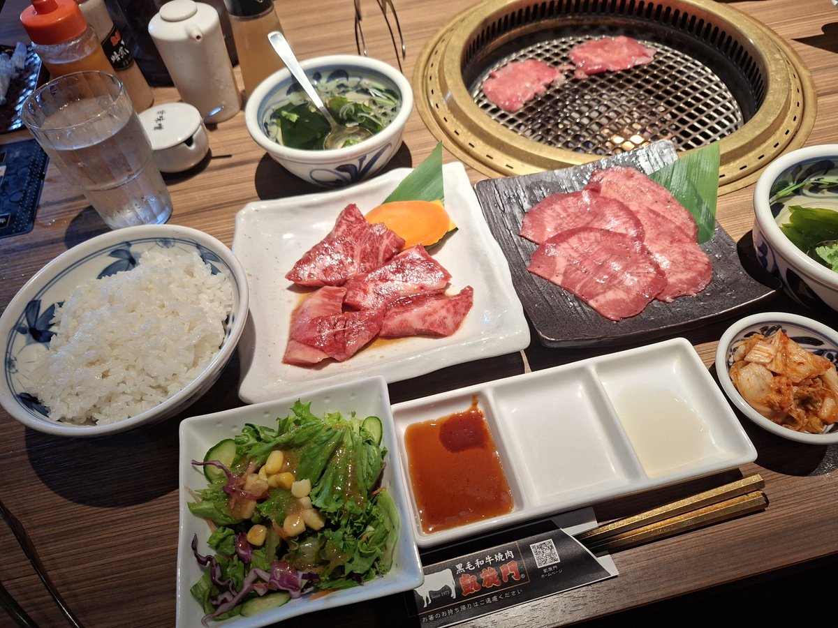 _1183's tweet photo. 21日がお母さんの誕生日だったから
彼がお祝でごはん連れていってくれた🥩

お母さんリクエストの焼肉🤭

【黒毛和牛専門 凱旋門】

お母さんも私もいつものカルビと牛タン付きの凱旋門定食♩
安定の美味しさ🤤

デザートに大好きなピスタチオアイスも！
いただいた生チョコアイスも美味しかった🤭 https://t.co/wUqtxCCwPE