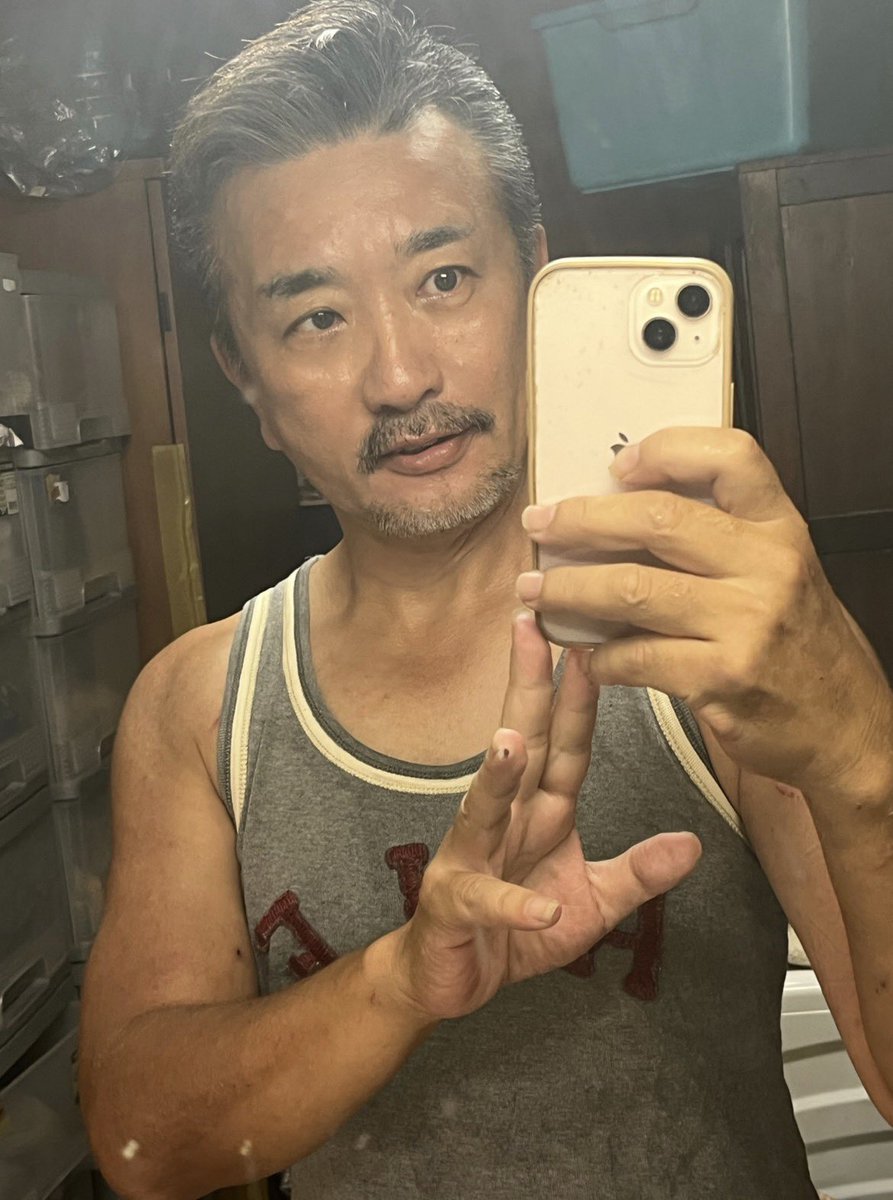 yujip2va's tweet photo. 夏痩せしてしめーました。暑いのは平気だけど夏は大嫌い、きっといつの日にか暑い日に干物みたいにくたばるんやろうなww
という事で、この冬にお揃いセーターなんで着てくれる人大募集 https://t.co/XPoesDSWy0