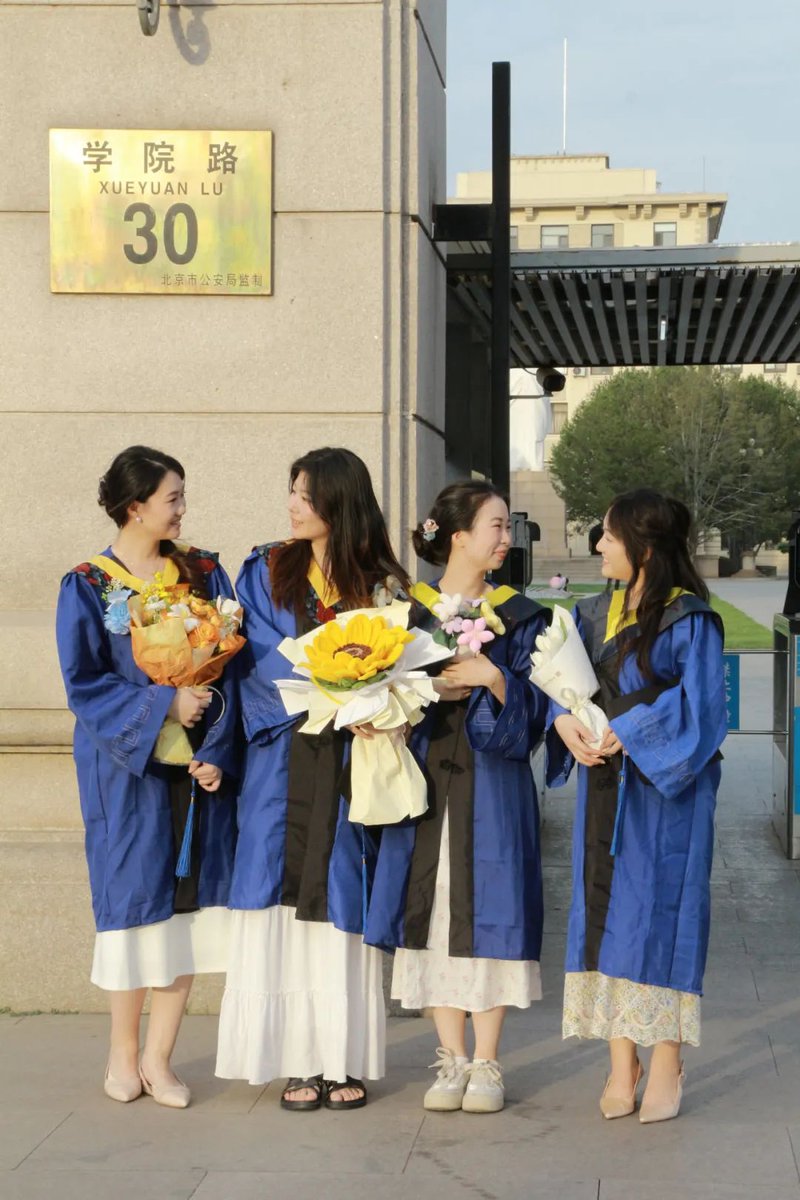 nidu19783476's tweet photo. Off to new horizons after crossing the graduation stage! Grateful for every late study night and laugh with the best crew. #ClassOf2024 https://t.co/Lt5MLA5njg