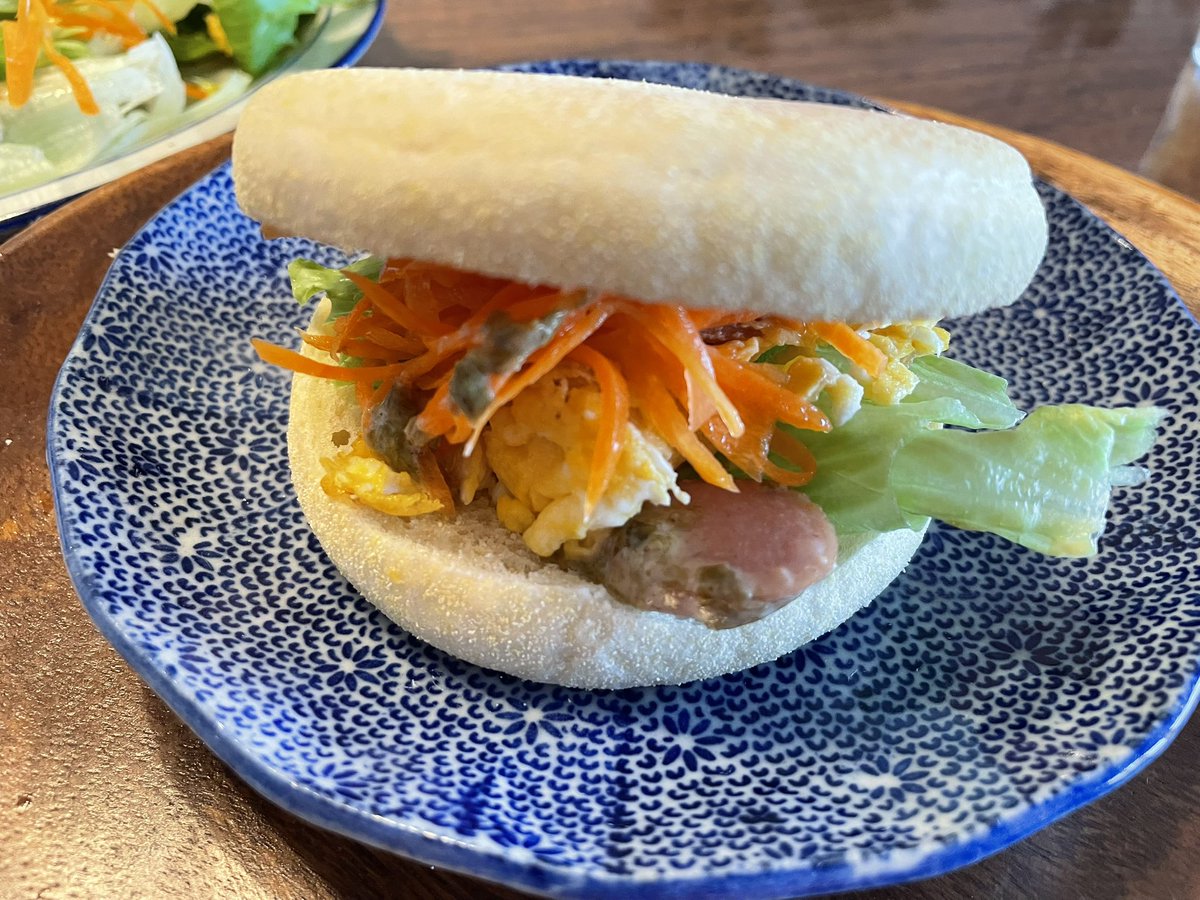 taekogohan's tweet photo. 本日の朝ごはん🥞😋🍴
今日はむすめと二人の朝食
ハンバーガー風野菜に卵とウインナー
挟んで頂きました♪アイスコーヒーも
朝から元気に完食です♪
#おうちごはん🍚 https://t.co/z2Q5YPYZhA