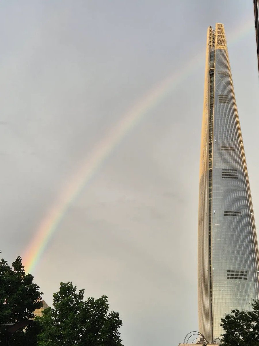 xia_lumina's tweet photo. 어제 시그니엘 사진이라는데 무지개 대박
김준수만 잘되게 해주세요🙏🙏 https://t.co/J5ORn0Jnai