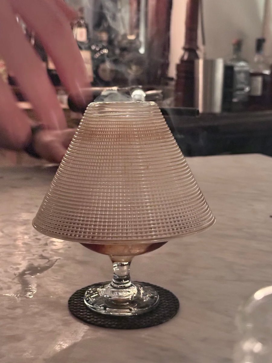 Yareltno's tweet photo. Smoke from inside the small lampshade😂 https://t.co/Ap4sMgxjrY