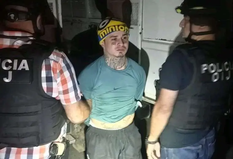 ManuDirecto's tweet photo. ¡CUMPLIÓ Y SALIÓ A BALEAR A LA POLICÍA! 🚨

Mató a su padre a los 16, cumplió penal juvenil, cayó por robo y salió libre. No hubo error judicial: la ley actual garantista así lo permite. Ayer se atrincheró y baleó a un agente del OIJ.

¿Urge fichar reincidentes y Plan Cero Ocio? https://t.co/s9TLj1IaKg