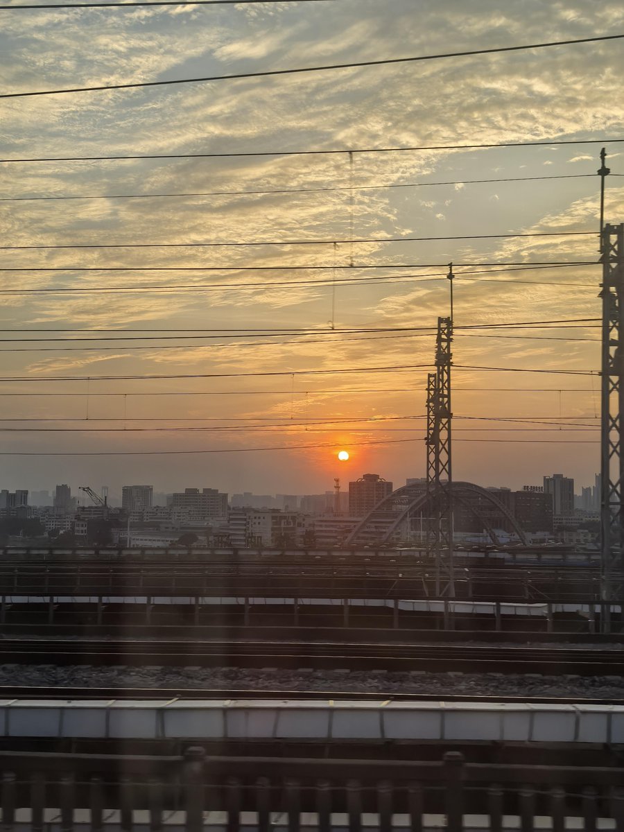 Miaruelas25's tweet photo. Just lost myself in a chill indie playlist—those soft guitar riffs and dreamy vocals hit so different when the sun’s setting through my window. Pure cozy vibe, no plans needed https://t.co/8fqpF57cj0