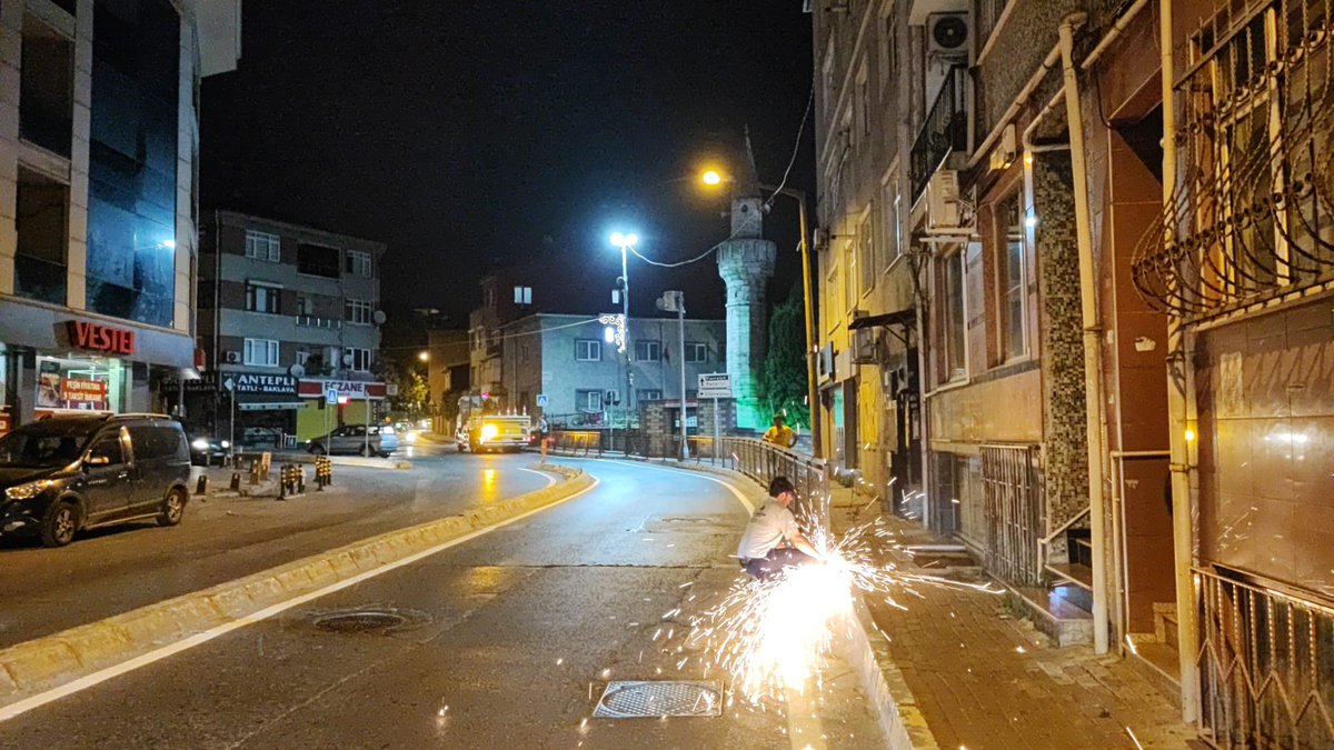 IslambeyMuhtar's tweet photo. Gece gündüz demeden mahallemize aşkla hizmet etmeye devam ediyoruz.
Daha güvenli ve daha modern bir mahalle için yürüttüğümüz çalışmalar sırasında verdiğimiz geçici rahatsızlıktan dolayı kıymetli hemşehrilerimizin anlayışını ve sabrını rica ediyoruz.
Daha güzel yarınlar için https://t.co/24tQw2qO3R