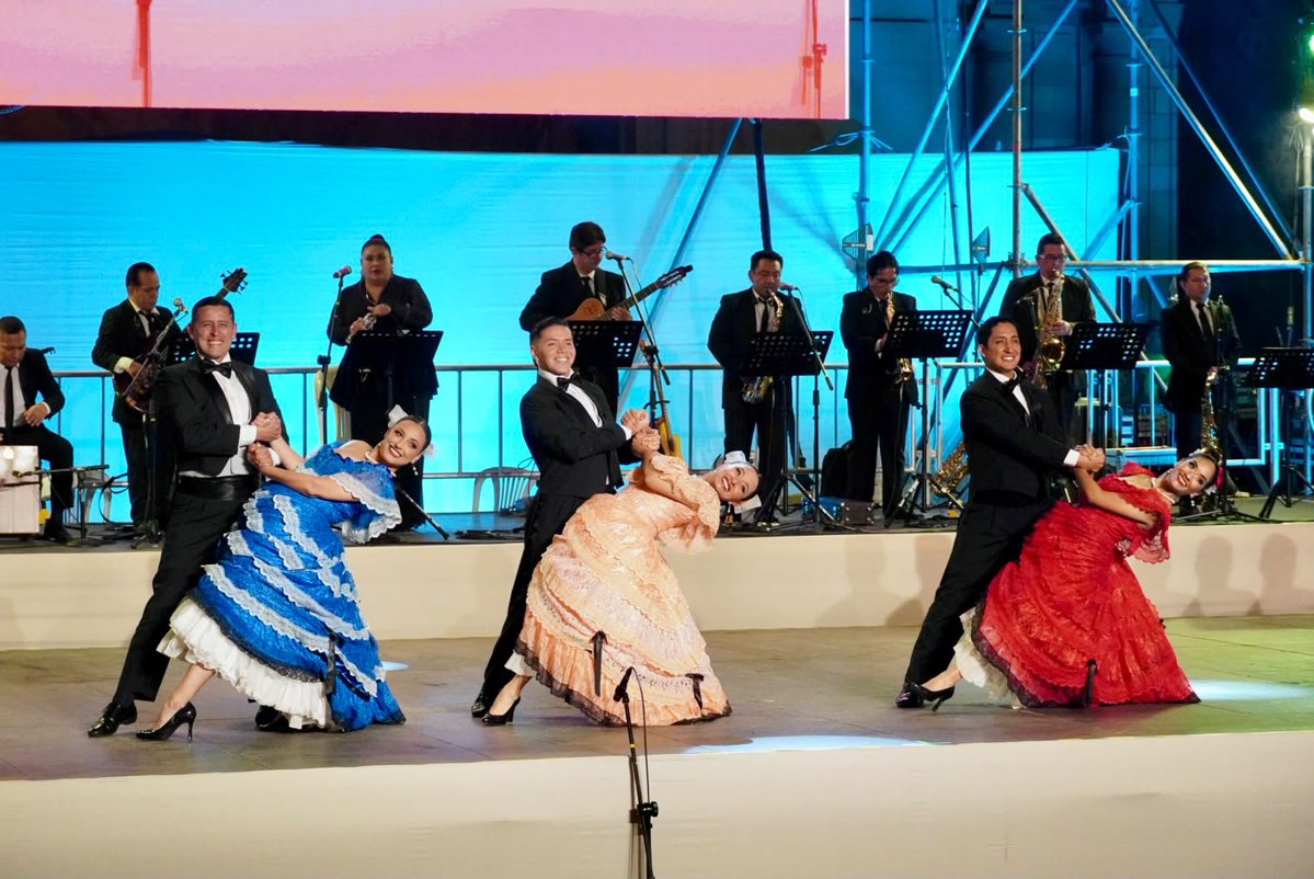 MinCulturaPe's tweet photo. ¡Musica, danza y tradición en el corazón de Lima! 🏛️✨🎶

Con la presencia de la presidenta de la república, Keiko Fujimori, el ministro Alberto Beingolea Delgado, y el alcalde de Lima, Renzo Reggiardo, se celebró la reapertura para la ciudadanía de la Plaza de Armas de Lima. https://t.co/RmBXH5RJMX