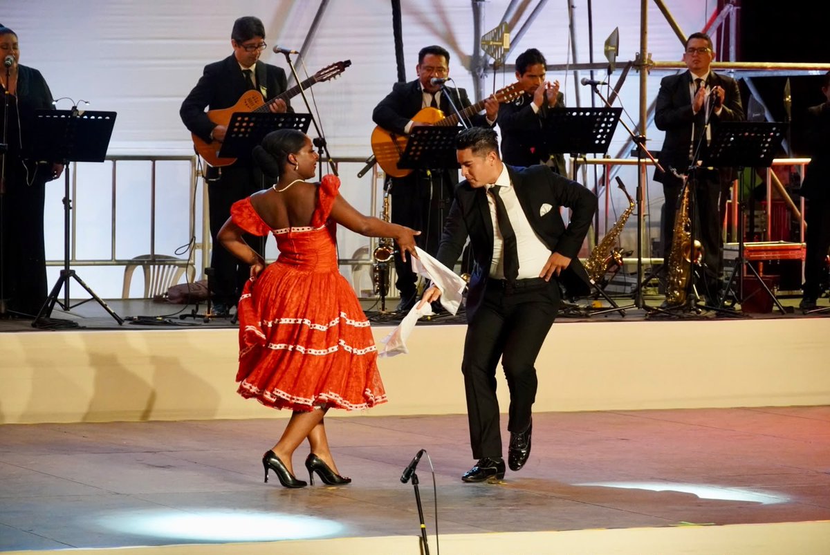 MinCulturaPe's tweet photo. ¡Musica, danza y tradición en el corazón de Lima! 🏛️✨🎶

Con la presencia de la presidenta de la república, Keiko Fujimori, el ministro Alberto Beingolea Delgado, y el alcalde de Lima, Renzo Reggiardo, se celebró la reapertura para la ciudadanía de la Plaza de Armas de Lima. https://t.co/RmBXH5RJMX