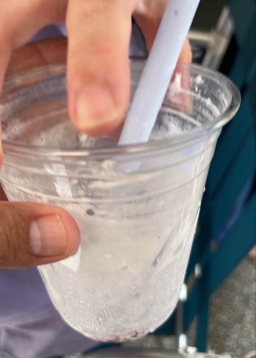 ToyTheSky1's tweet photo. 飲むかき氷ミックスベリーだった物と、その写真を撮ろうとしたらゴミを回収しに来たカミさんの手。 https://t.co/H8tunZDcJi
