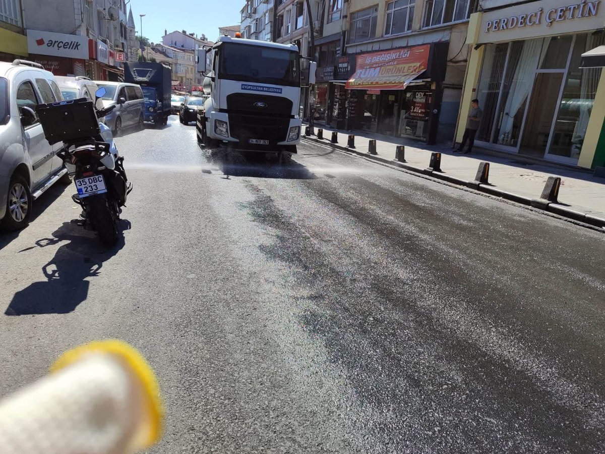 IslambeyMuhtar's tweet photo. İslambey Caddesi’nde gerçekleştirilen çalışmaların ardından oluşan olumsuzlukların giderilmesi ve çevrede oluşabilecek tozun önlenmesi amacıyla cadde üzerinde düzenli olarak sulama çalışmaları yapılmaktadır. https://t.co/j6xQLJtcQN