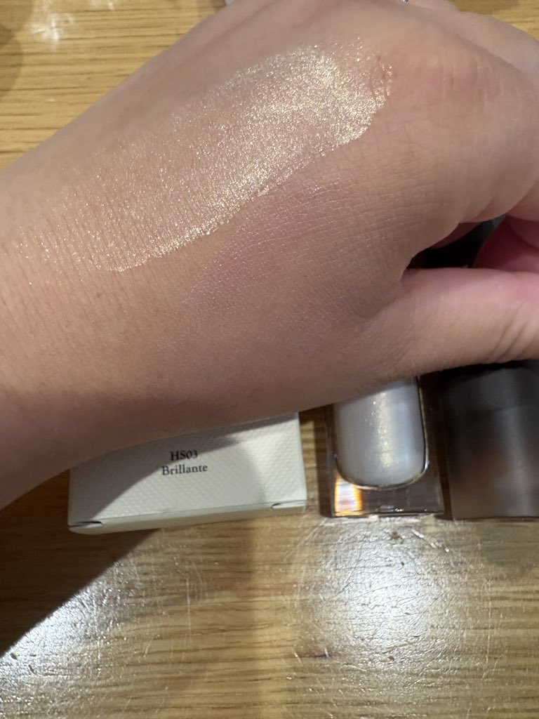 purin4161's tweet photo. LoNL シンティランテカラーセラム＆ハイライトセラムを使用してみました✨

少量で伸びが良く、発色も良いのでめちゃくちゃコスパ良し！
パールが細かくきらっきらなので洋服につくとしばらく取れません(笑)
でも明るくなるし普段使いには良い。

ミニパフが入っているので部分使いにもピッタリ✨ https://t.co/XxtKkb4PAA