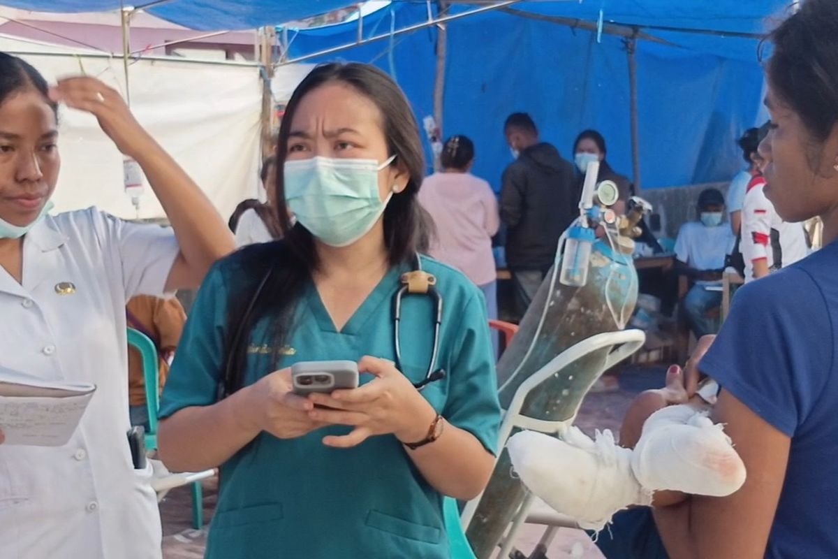LambeSahamjja's tweet photo. curhatan dr melinda bella dokter di ntt:
- mulai drop kesehatannya
- dia ngaku suaranya serak dan tubuh meriang minggu pagi
- katanya udah gak enak badan 
- sejak tiga hari lalu makin parah hari ini
- meski begitu dia tetap jalanin pelayanan medis di posko damer
- 1 dokter untuk 20-30 pasien
- hari pertama marah lebih parah waktu itu ada lebih dari 200 pasien ditangani dengan alat medis terbatas
- dan dia sendirian waktu itu