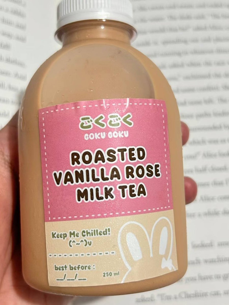 eflacta's tweet photo. finally tried Kak Ilo’s milk tea &amp; rose milk tea, and they’re sooo good! @toko_ilo

gak nyangka bea layout satu ini juga jualan milk tea. teman-timun yang ada di surabaya dan pecinta milk tea wajib cobain 😋💗 https://t.co/QTgyQyqRGL