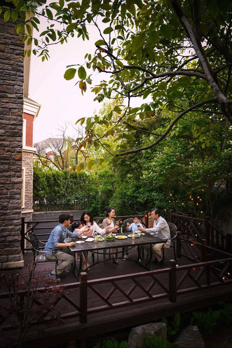 Pat87200232's tweet photo. Stopped by my neighbor’s porch with homemade chocolate chip cookies u0026 got invited to their backyard BBQ last minute—small moments make the best neighborhood vibes! ， https://t.co/SnRTg6EPWA