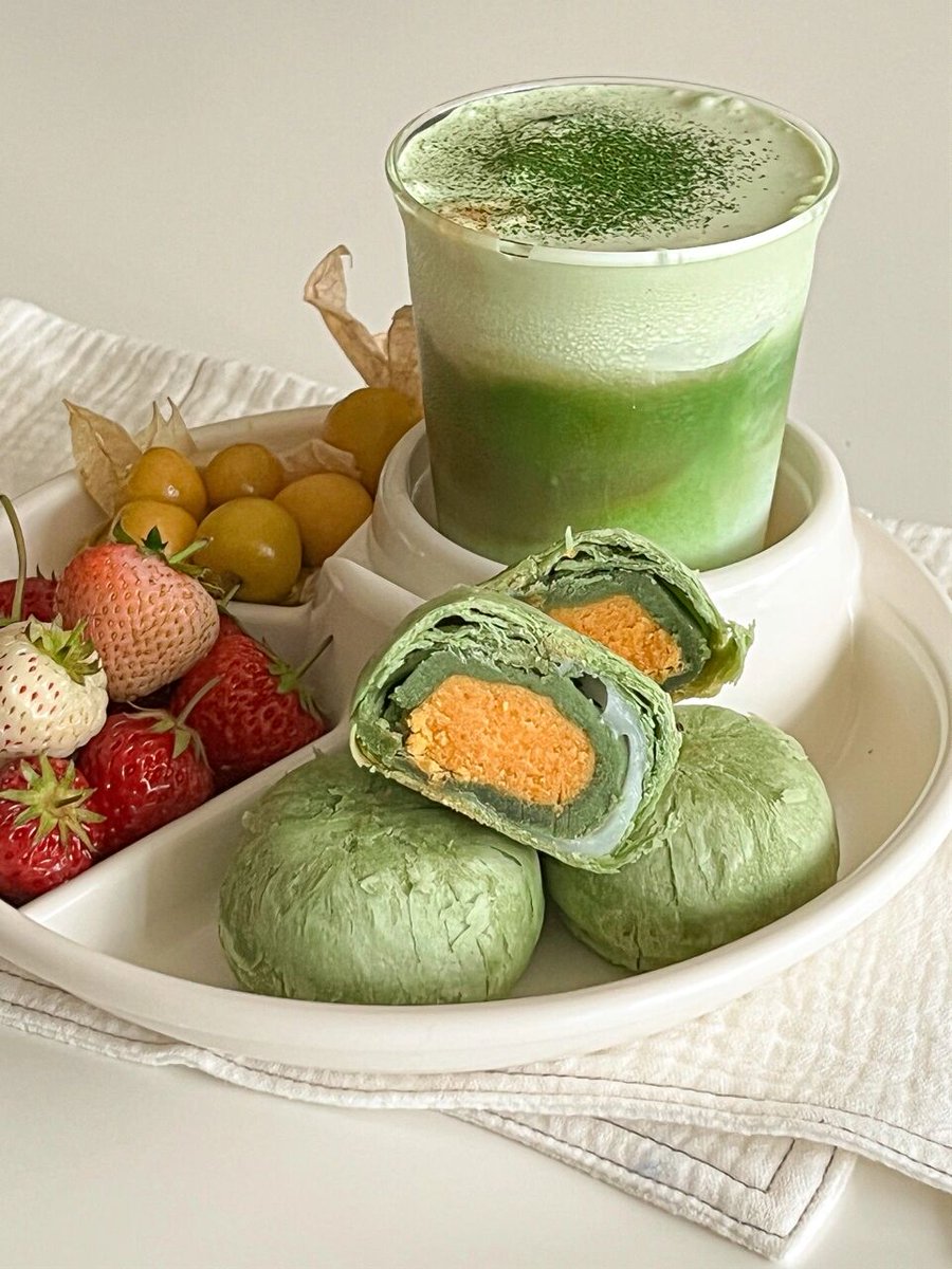 IntarakNut97619's tweet photo. Hey! Just grabbed your favorite iced matcha latte on my way over—need 5 mins to get to your place, you down to chat about that project over it https://t.co/4O33HbLDv3