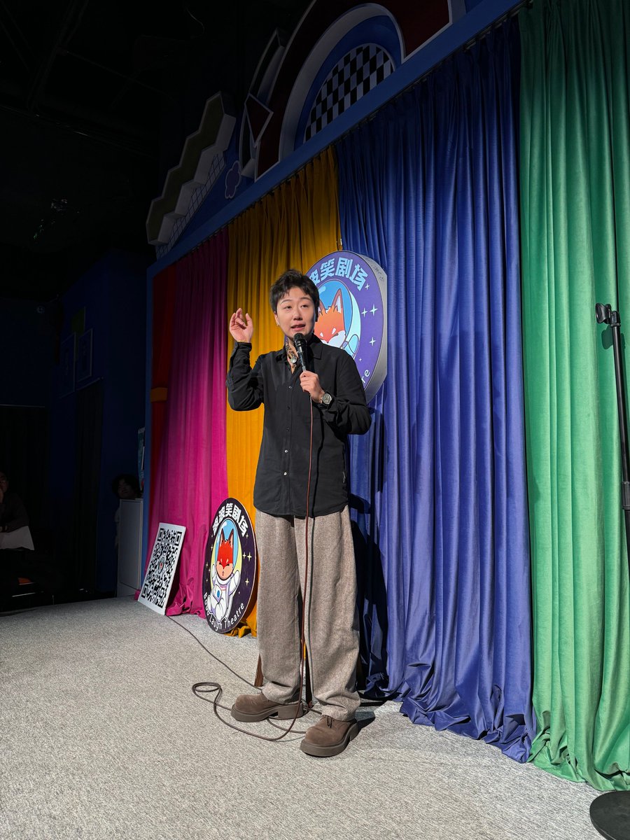 MeleknurAktas's tweet photo. Just got absolutely roasted by a 7-year-old at my open mic—they asked why my jokes are shorter than their attention span. Ouch, but fair. #OpenMicNight https://t.co/yAkgW5eznY