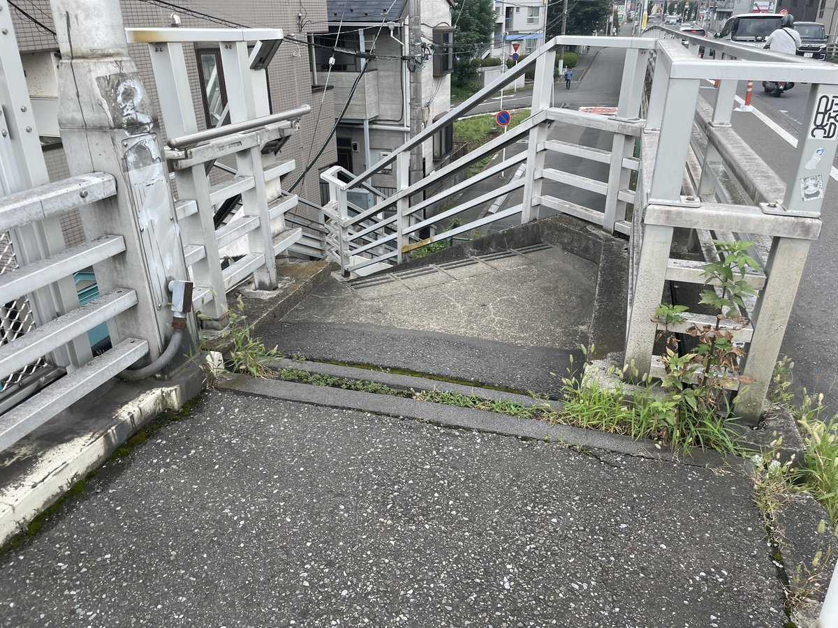 seimaku2507's tweet photo. 所沢陸橋で撮り鉄が歩道を封鎖してた。大迷惑だった(歩行者なのに車道歩くことになった)

#撮り鉄は犯罪者 
#迷惑撮り鉄
#トキイロ 
#トロイキセキスプレス https://t.co/O7BXoyJCff