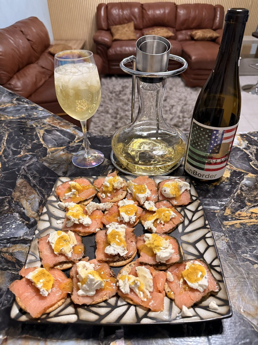 burguenol's tweet photo. #Sabadrink 
Salmón 🍣 noruego, galletas multigrano Breton y queso 🧀 de cabra 🐐 con nuez 🌰 y miel. 🍯 
Vino ￼blanco #SinBorder #Mariatinto 
#Enjoythelife 
#Lifestyle https://t.co/zX18RL5kVd