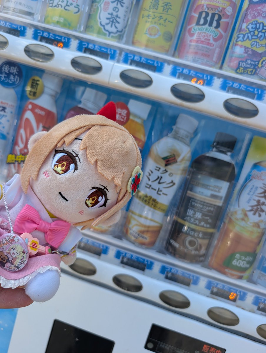 ROUTE_432's tweet photo. …最近すっかり見かけなくなったけど…『世界一のバリスタ監修コーヒー・カフェオレ』
久しぶりにと数日前から探してるけど全然見かけない…😥廃版になっちゃったのかな…
奏(仮)「ブラックはあるデース！
＊「自販機のブラックコーヒーは派閥があるほど人気なので簡単にはなくならないよ。#DyDo https://t.co/cU3btallvY