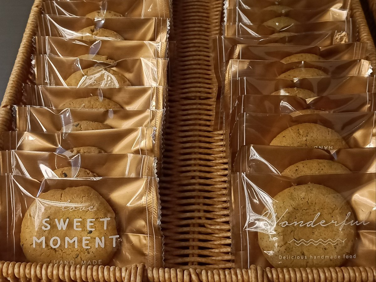 Denny70056186's tweet photo. Just left a warm pot of homemade chocolate chip cookies on Ms. Li’s porch! Quick note: Hope you’re feeling better from your cold—neighbors looking out for neighbors ， https://t.co/WwNfAn5qRN