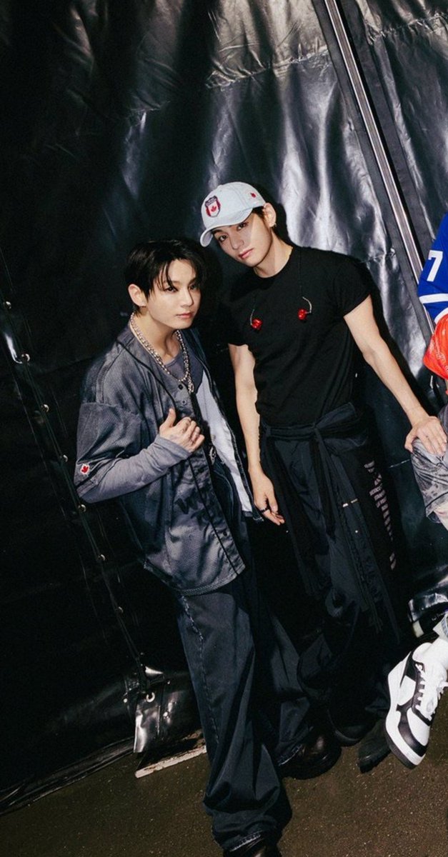 koovarbie's tweet photo. LOOK AT TAEKOOK WOW??? https://t.co/QPdaMDQPVB