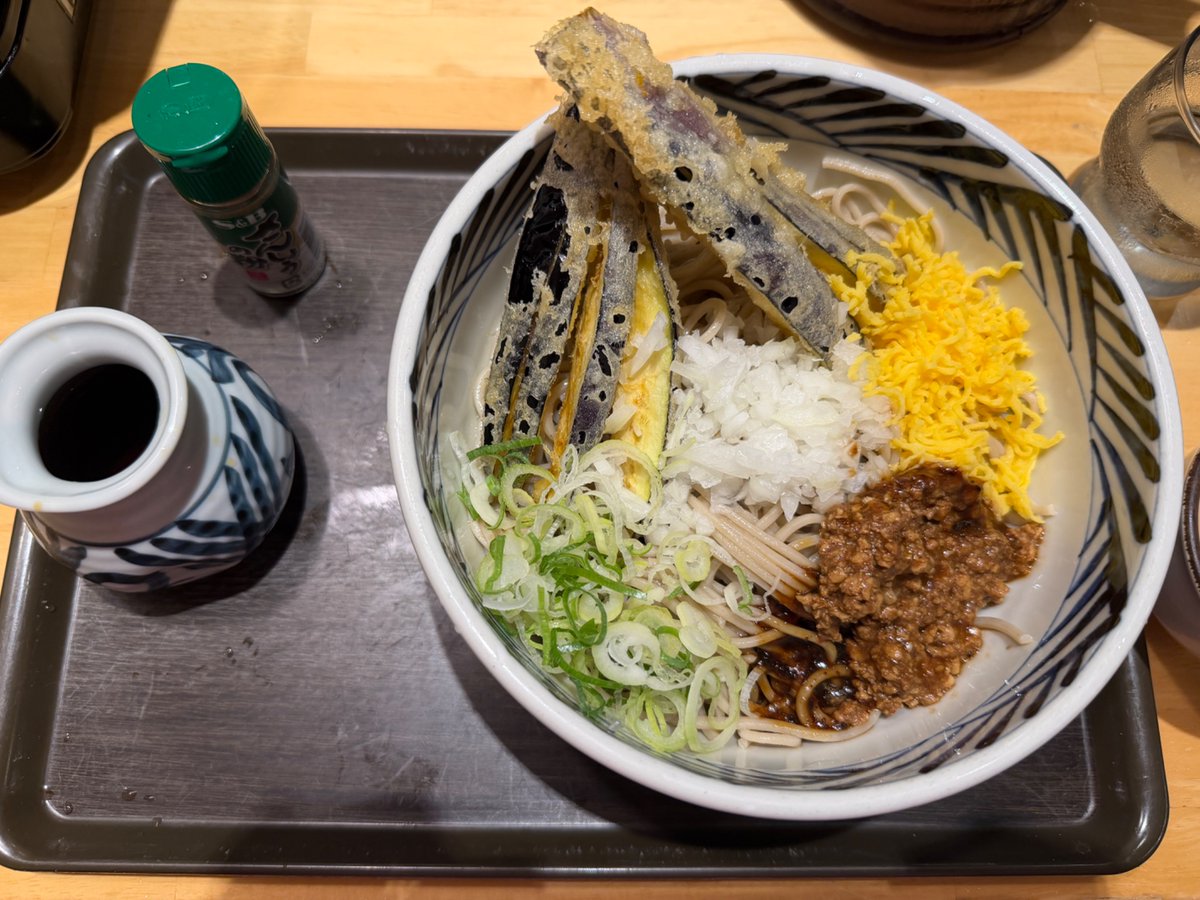 numacho's tweet photo. 昨夜は神宮3日目にて乃木坂ちゃんを愛でた後、同日に地元の同志全員参戦なれば、久しぶりにウエストにて反省会を深夜1時まで。

なす天ぶっかけそば（3玉）850円が美味しかった。3人そろったのでもつ鍋も＼(^o^)／

※2枚目は移り気（推し増し）な仲間の現在地w https://t.co/ikdWNBuke9