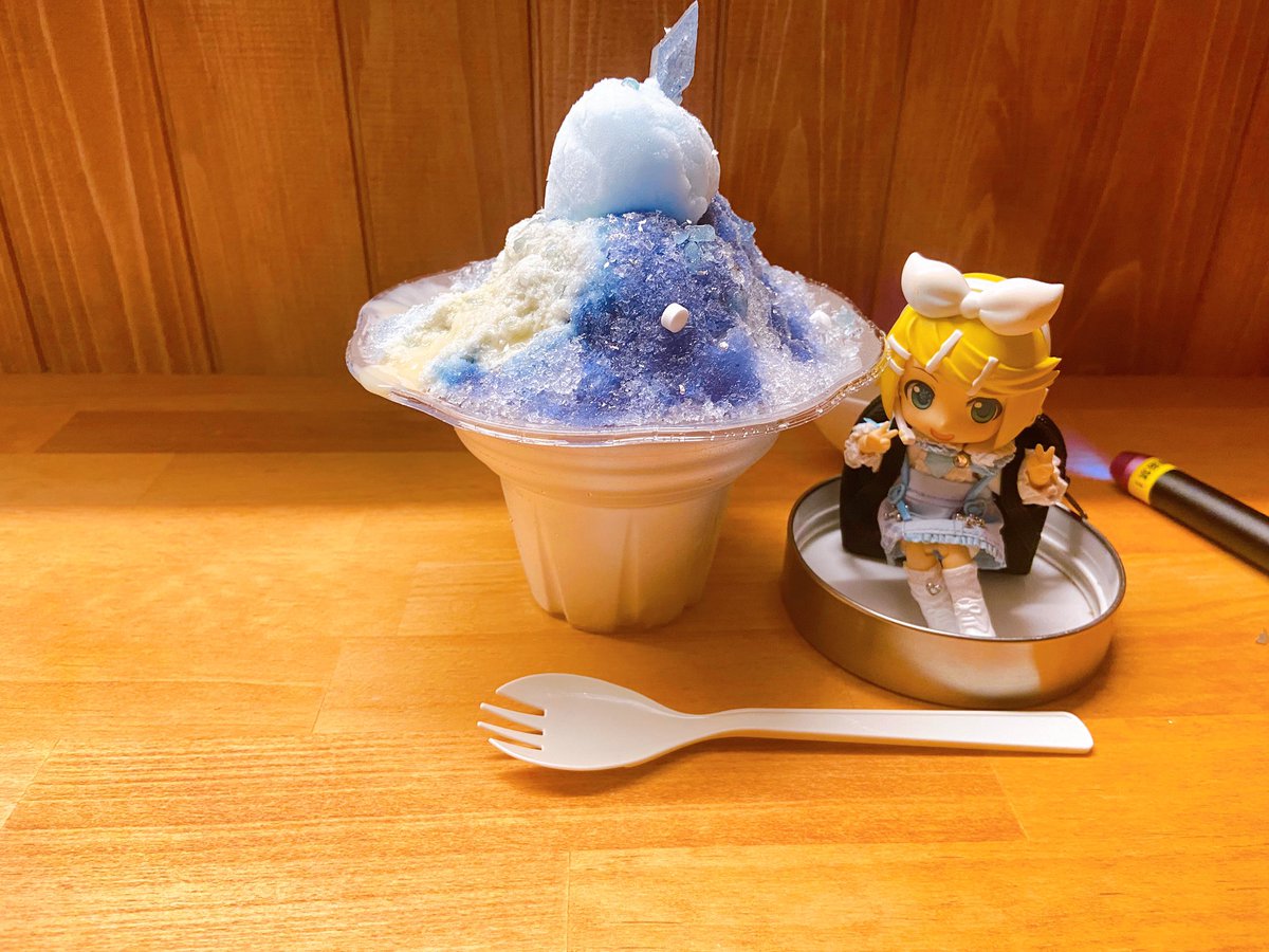 STK27271227's tweet photo. #飯テロリンちゃん 

蛍石かき氷

めっちゃ綺麗なかき氷。ブラックライトを当てると光るぞ！！味は甘いラムネベースでシュワシュワパチパチの食感がたまらない！そしてレモンかけると色も変わってさらにさっぱりが増して美味い！！

#鏡音リン https://t.co/QmiFilPbrl