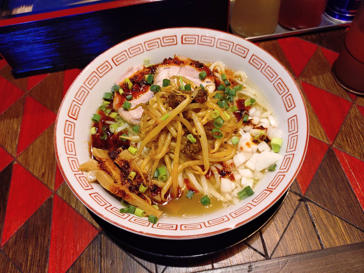 toshi_rainbow's tweet photo. 本日は徒歩移動🚶💨北区西が丘にある、オールドラーメンショップ逆流さん✨【限定】ジオラマ（1350）＋しらす追いめし（レギュラー、400）🍜🐟️🍚😋ベースとなる冷たい塩スープにピリ辛ラー油が、モチモチ太麺に合って美味しいね〜🎵残ったスープに追いめしをドボンして完食完飲😁ご馳走様でしたっ☺️ https://t.co/xYUzT2F6Lv
