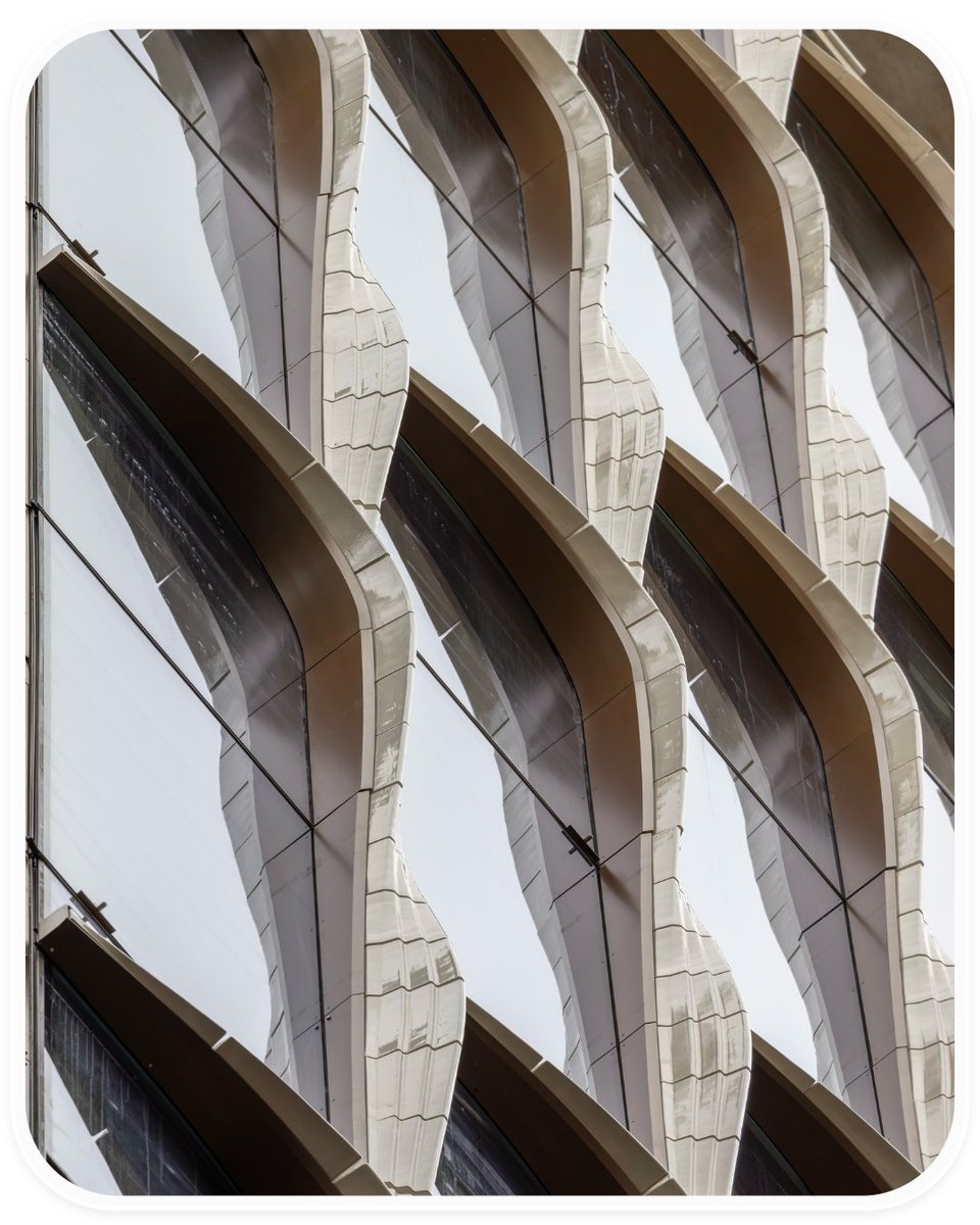 easy_ref's tweet photo. 位於��梨的 55 Pitt Street 高約 238米，共53層。最醒目的，是覆蓋建築物外立面的波浪形陶土遮陽構件。
它們並不是單純為了讓建築看起來更有曲線，而是立面環境策略的重要組成部分。

設計師：Woods Bagot 和 SHoP
照片：saravita

企劃：宛妮
排版：芷儀

#高层建筑 #立面设计 #陶瓦立面 #EasyRef https://t.co/fOwh1mi1Bg