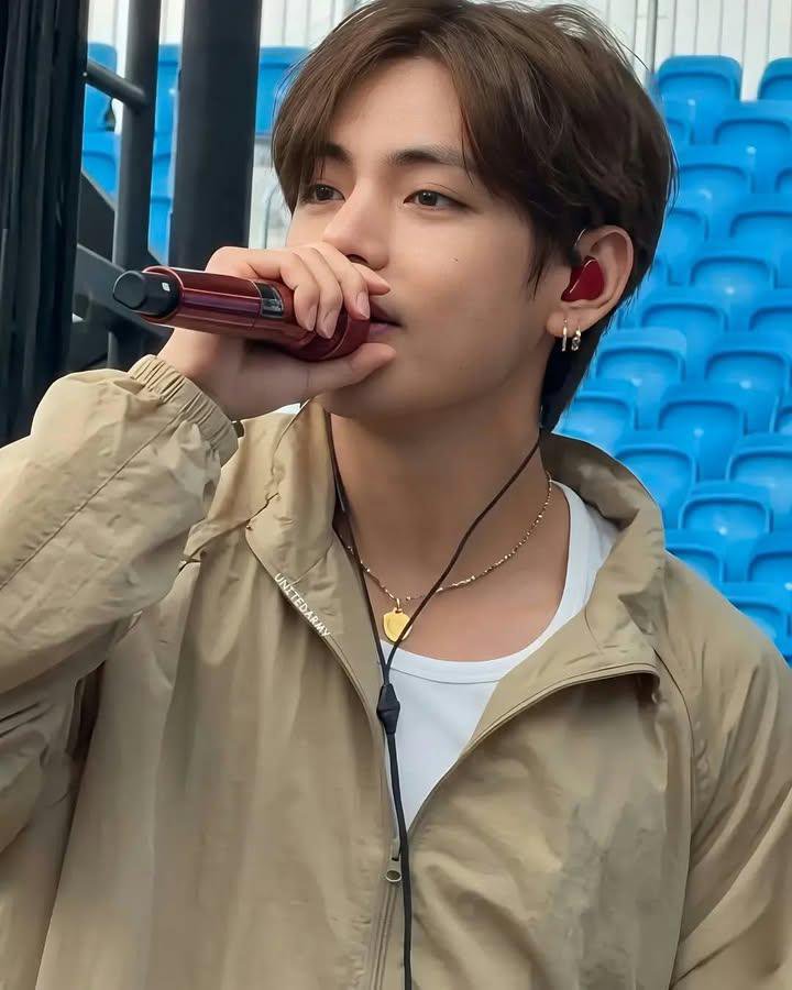 BTS___KTHV_95's tweet photo. Taehyung https://t.co/WNuaeUR38P