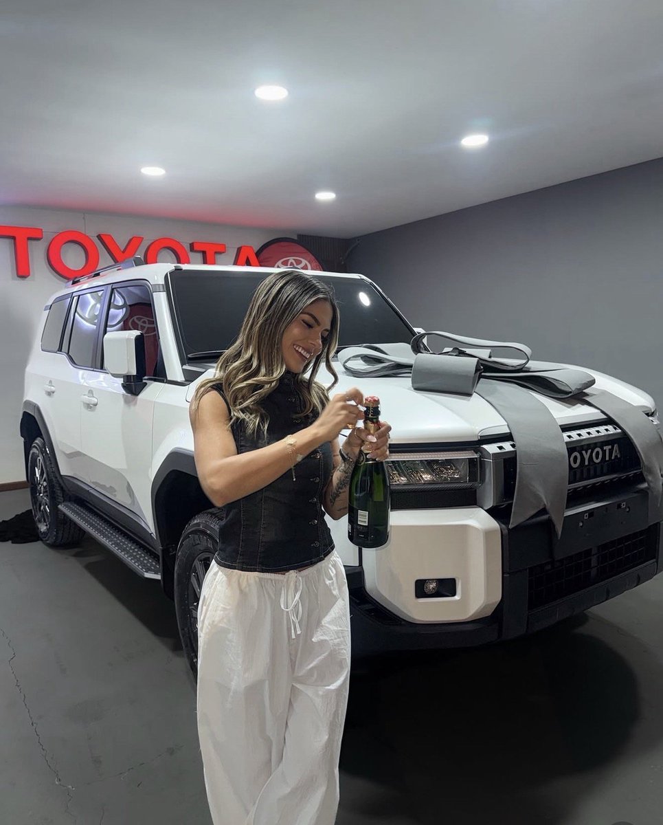 Pablvito's tweet photo. El partido Cabal recluta influencers para la campaña. Una de las más favorecidas ha sido Kandy Alden por sus nexos con el narcotraficante "La Yegua" Aguirre, quien le habría financiado cirugías estéticas en EE. UU., su propia marca de ropa y una camioneta Prado del año. https://t.co/GmLxzG9PGf