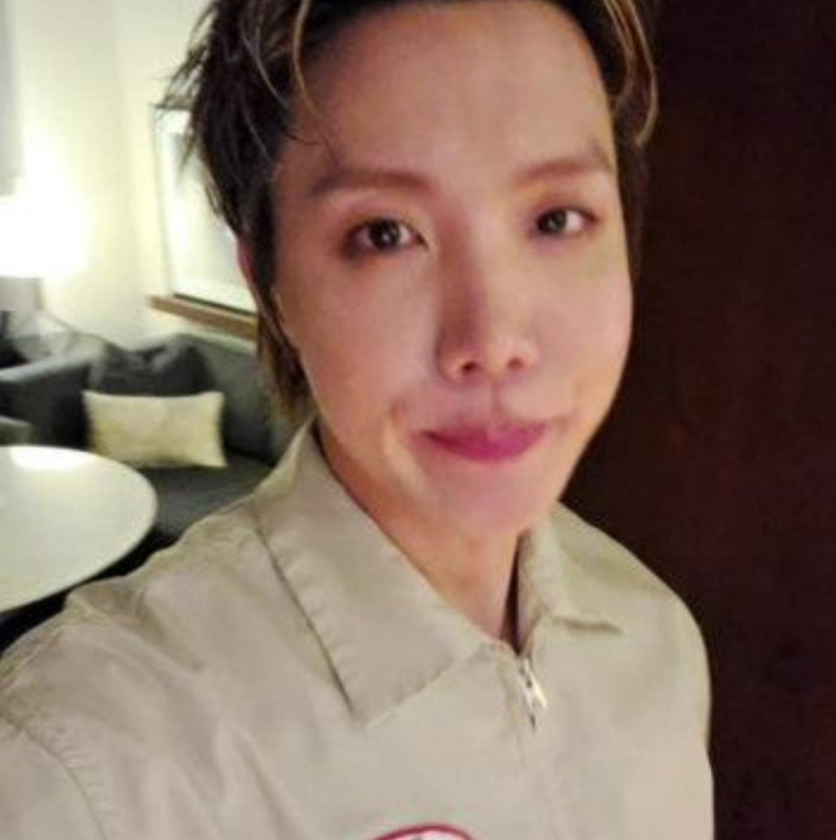 btswingsjm7's tweet photo. [🌟] Traducción del Live de Hobi / J-Hope en Weverse 

🐿 ¡Hola chicos!
🐿 Ah, pero hoy en serio, como llovió tanto, mi maquillaje no está muy bien.
🐿 Son las 11:50 p.m. aquí.
🐿 Vengo a saludarlos después de mucho tiempo. 
🐿 ¿Cómo están?
🐿 Solo quería saludarlos, ya que ha pasado mucho tiempo.
🐿 ¿Qué tal? 
🐿 El primer comentario que veo es: "¿Me puedes aconsejar sobre cómo olvidar a mi novio?".
🐿 Debe haber sido toda una prueba para ti... hmm, ¿cómo olvidar a tu novio?
🐿 Supongo que el tiempo es la respuesta. 

🐿 Como saben, ¡estamos en Toronto ahora mismo! Después de esto iremos a Chicago y luego a Los Ángeles.
🐿 ¿Mi pulsera? ¿No es linda? Lo compré en la tienda de Louis Vuitton en Toronto. Me pareció bonito, así que lo compré.