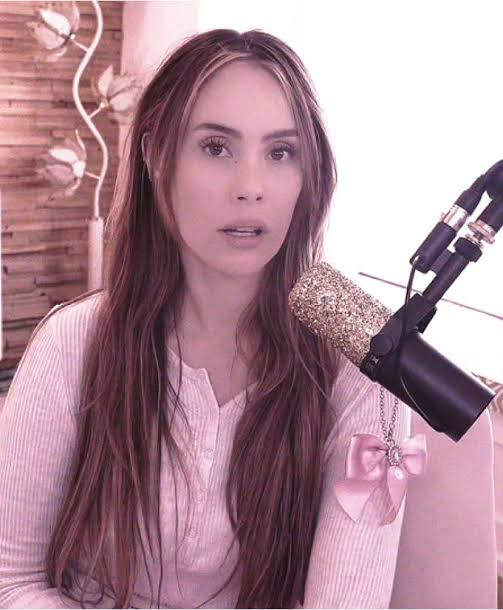 RHValkyriesNews's tweet photo. 🚨 Youtuber &amp; Homewrecker 'Leah Ashe' has had her Crowned Royalty badge disabled / removed from Royale High. ✨ https://t.co/mI7VVqj94x