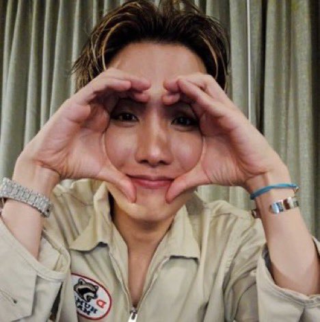 sugamihoney's tweet photo. HOBI EN WEVERSE LIVE 😭💜 https://t.co/ttzrUTh8o4