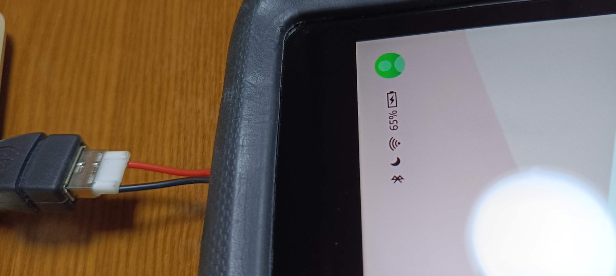 Caribor's tweet photo. 9年くらい使ってるタブレットの充電コネクタ（マイクロUSBタイプb）が中で折れてしまって、とりあえず充電できるようにした。
最初はメスソケットを買って付け直せば良いと安易に思ったが、種類が合わなくて止め。検索して知ったが、表面実装用のタイプb種類多すぎ。
配線自体はグルーガンで固定した。 https://t.co/h92iZzfHGj