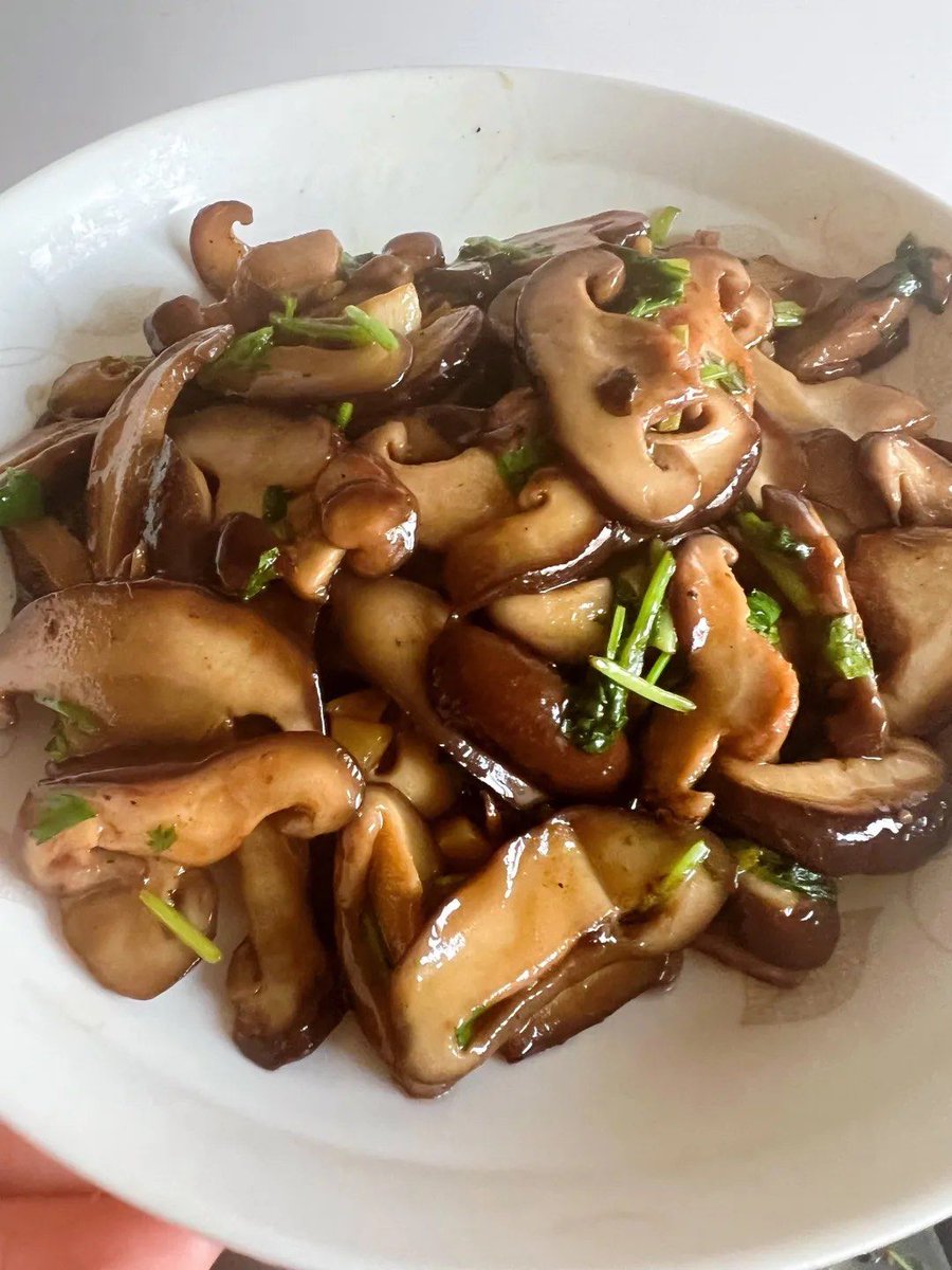 Rachel74264423's tweet photo. Tired of bland store-bought mushrooms These organic shiitakes from local farms are meaty, umami-packed, and elevate every stir-fry—10/10 would repurchase! https://t.co/GWCJiMEk9m