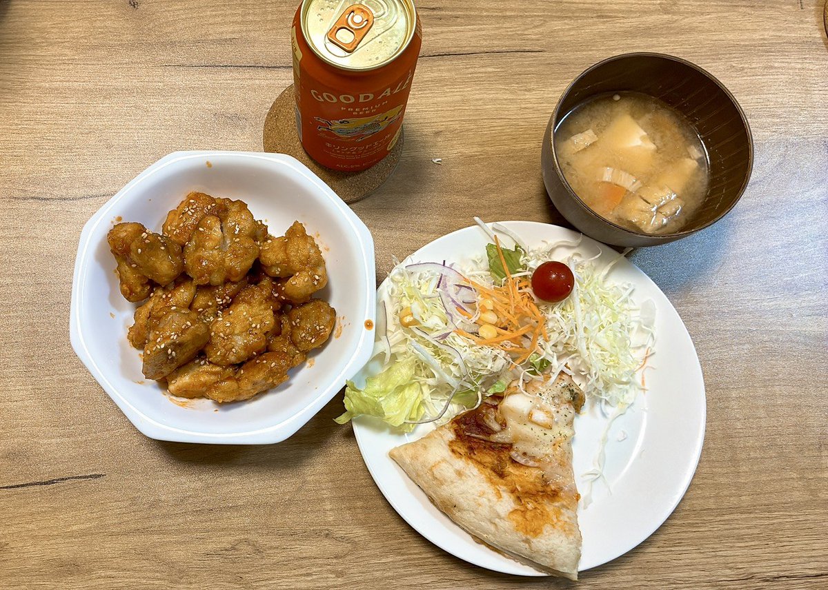 teasla3's tweet photo. 今日のお昼は例によってさっぱり素麺🥢
天かすと海苔たっぷりのツユで���ただきます🤤
ついでに投稿し忘れた昨日のガッツリ晩御飯もドーン！🍗��🍺
チキンとピザにビールの組み合わせ、控えめに言って最高でした💯
​#おうちごはん https://t.co/b3n9IVY8Ch