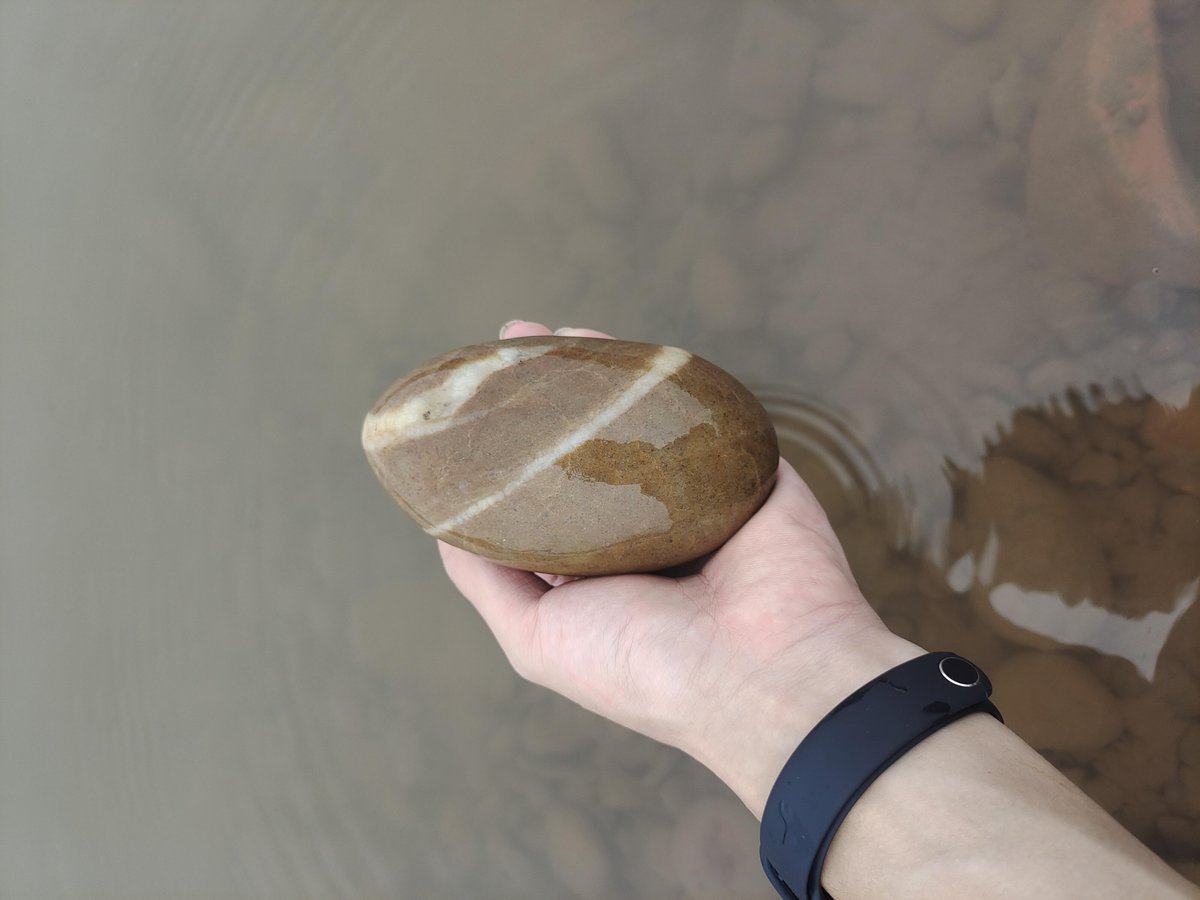DGusviananda's tweet photo. [Playing "treasure hunt" with my little one! They found a shiny pebble u0026 screamed with joy—best 10 mins of my day.  #FamilyFun]， https://t.co/zjyLhiGDem