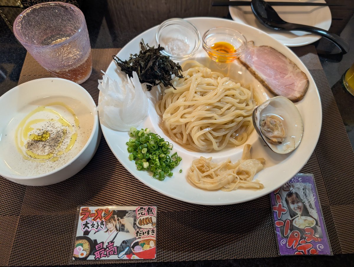 kurakura2024's tweet photo. ＃ONOdeら〜めんＨ
＃八街
本日昼食はコチラ！！

冷製蛤ヴシソワーズつけ麺

前菜３種もどれも美味しく。

麺もいつ食べに来ても、不思議な感覚を味わえる美味しい１杯。

しめのリゾットも深い味わいでした。

(自分の語彙力がなくて、美味しさを伝えきれない)

＃うっち～さんが羨ましがる再び https://t.co/eXhGdpdJbB