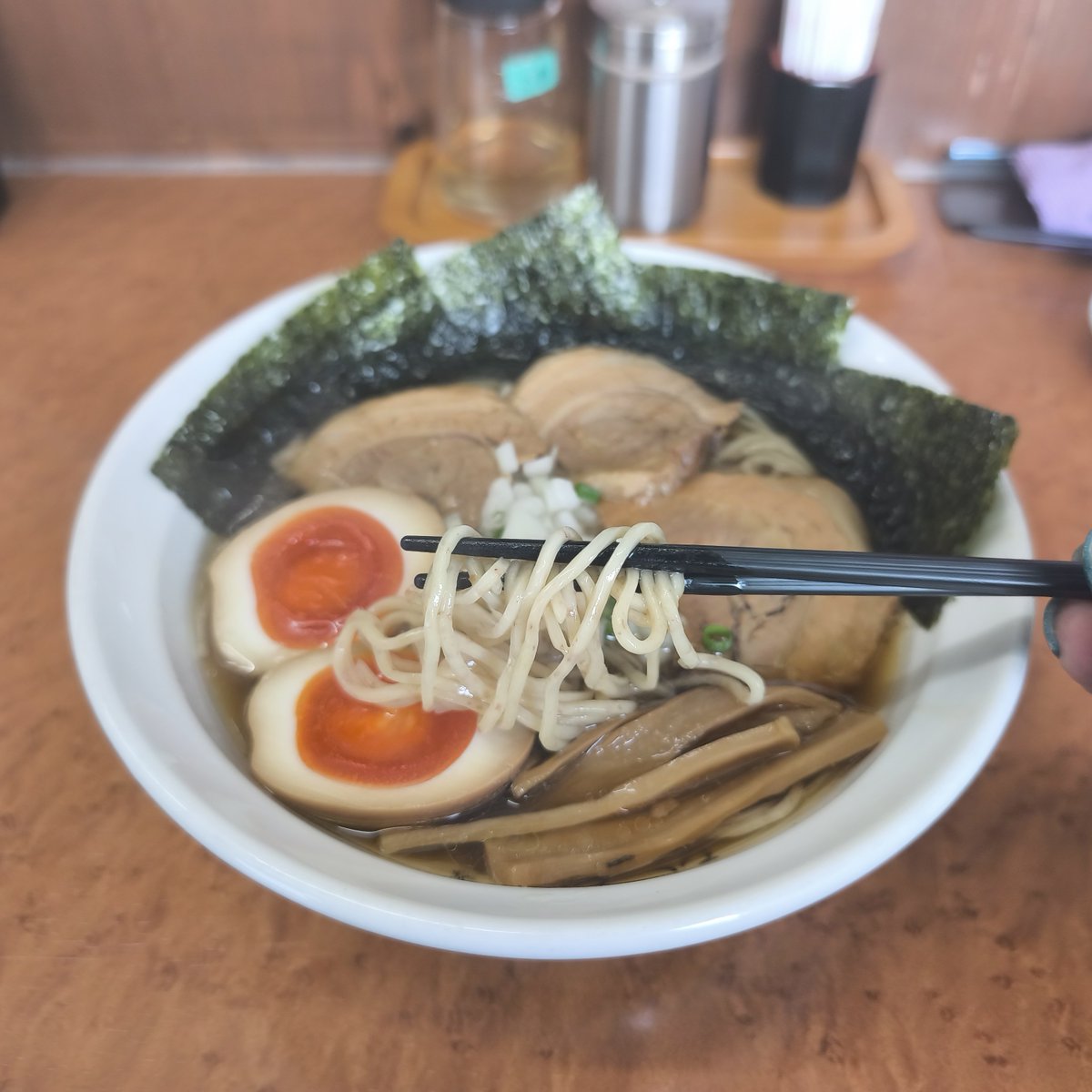 ttk_infomation's tweet photo. 中華そば ひびき

先日実食

こちらの中華そばは
とにかくすべてが美味しい👍

昭和のノスタルジーを感じつつ
至高の一杯をいただきました😋

いつまでも続いて欲しいお店です

東京都府中市新町1-58-5 
https://t.co/JfOFw9gwTi https://t.co/pTHINmjdd8