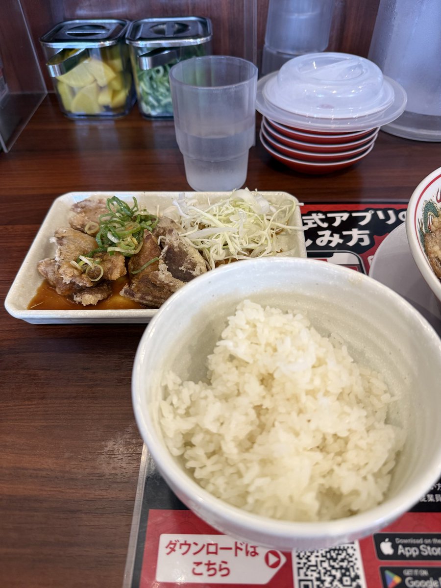 pa_teru's tweet photo. 駐車場が広い飲食店はありがたい。
#ロイヤルエンフィールド
#ラーメン魁力屋 https://t.co/5wqCt6JKWY