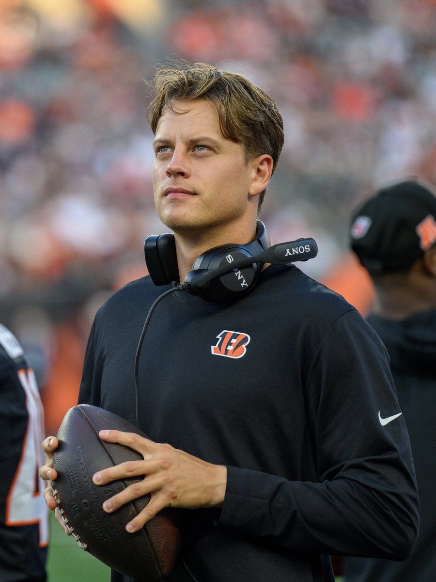 CincyBengalsBR's tweet photo. COACH BURROW😎 https://t.co/D0LWmqt4jc