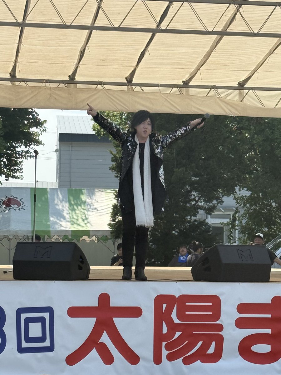 Konketsu_sub's tweet photo. 好きな芸人(達？)見てきた！
河村隆一(ギリ公認)と大森元貴(正式に非公認)とゲスト？のGACKT見れて激アツ
ハイタッチもできたし最高でした！
ありがとうたむたむ！！ https://t.co/3UUepQHxjW