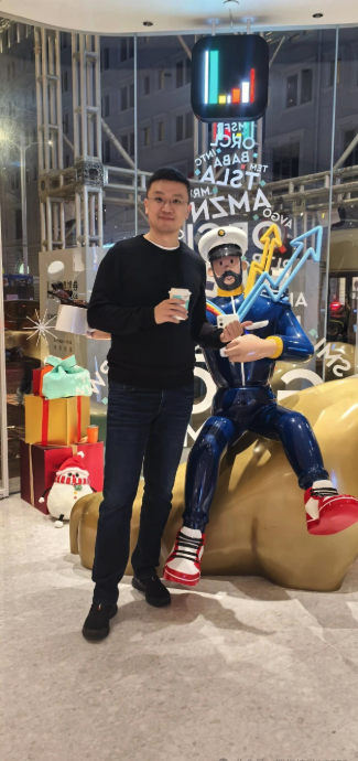 Amy6Tina's tweet photo. 40岁，靠期权养家，多亏了我的妻子

Hi，我是坤哥，86年的，今年40
一个女儿的爸爸，一个女人的丈夫
一个靠交易吃饭的人

做了12年期权，后6年在做市商
每天过手的交易量上亿美金
后来出来自己做，带学员
写文章，录视频，看起来风风火火

但只有我自己知道，每天晚上坐到屏幕前
决定我当天状态的，不是看了多少研报
不是开盘前挂了什么单
是回家前家里那盏灯亮不亮

01 交易员最大的风控，不在盘里

干这行的人都懂，情绪是最贵的成本
回到家冷战，开盘你就容易上头
该止损的手软，不该扛的死扛
脑子明明知道不对，手指就是不听

我以前也觉得，男人把钱挣回来就行
后来才明白，家里气氛不对
你在外面披荆斩棘那股劲是散的

后方不稳，前方所有冲锋都是瞎冲
我妻子不懂Delta和Gamma
但她懂得在我大亏那天不多问一句
大赚那天提醒我别飘
这比任何风控模型都管用

02 孩子不看你说了什么，他看你怎么活

我女儿6岁，刚上小学
有天她跟同学说："我爸爸爱交易。"
我听到的时候愣了一下
在她眼里，爸爸就是那个每天坐在屏幕前
有时候皱眉有时候笑的人
她不懂K线，但她懂一件事：
爸爸出门前会抱妈妈，回家会先喊"我回来了"

周末会放下手机陪她搭积木
父母的相处方式
是孩子认识世界的第一份说明书
写的是吵架冷战，她就觉得世界是冷的
写的是包容温柔，她心里就有底
你是什么样的人，比你做什么样的单更重要
孩子不会记住你挣了多少钱
但她会记住家里的温度

03 陪你走到最后的，只有她

父母会老，孩子会长大飞走
到最后，坐在你对面吃早饭的
还是你妻子

我经历过1011，经历过大熊市
经历过单日1000万美金的大波动
这些数字外人听着刺激，但深夜复盘时
坐在旁边给你倒杯热水的，只有她
你对她的好
她一笔一笔还给你

04 下半场拼什么

年轻时拼胆识、拼体力、拼谁更敢赌
40岁以后拼的是稳定
不是交易系统的稳定，那个早有了
拼的是生活系统的稳定
身体别掉链子
家里别出乱子
心态别崩

这三样稳住了，交易是自然的结果
亏妻百财不入，不是迷信
带着气、背着内耗坐到盘前，决策一定变形
和气不是软弱，是顶级的风控

名利要争，但更要争的是回家有人等
吃饭有话说、睡前不翻旧账
交易场上赢再多
家里那盏灯灭了，都是输

我是坤哥，40岁，靠期权养家
家是我最重要的仓位
一辈子要守住