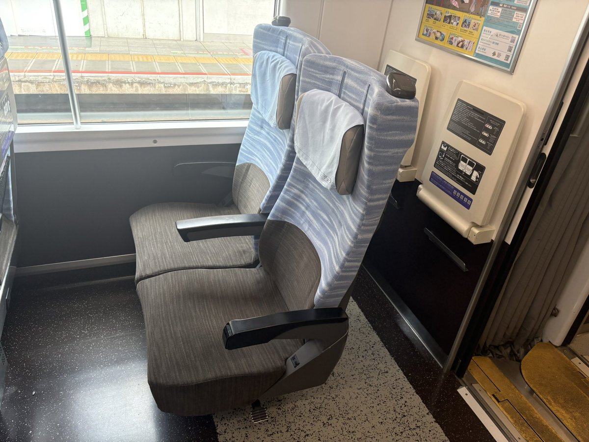 chino_cafu_'s tweet photo. 今日は河口湖に行きます。

地震があった朝なので、ちょっと落ち着かないスタートになりました。

まずは特急かいじで大月まで。

日曜ですが、トクだ値35%OFFが残ってました。

「……ココアさん、また『安い席があったから乗る』という理由で特急ですか？」

大月から富士急行線に入って、河口湖へ。

天気が少し残念そうなのが気になりますけど、富士山が一瞬だけ見えるような展開も旅っぽくていいかもしれません。