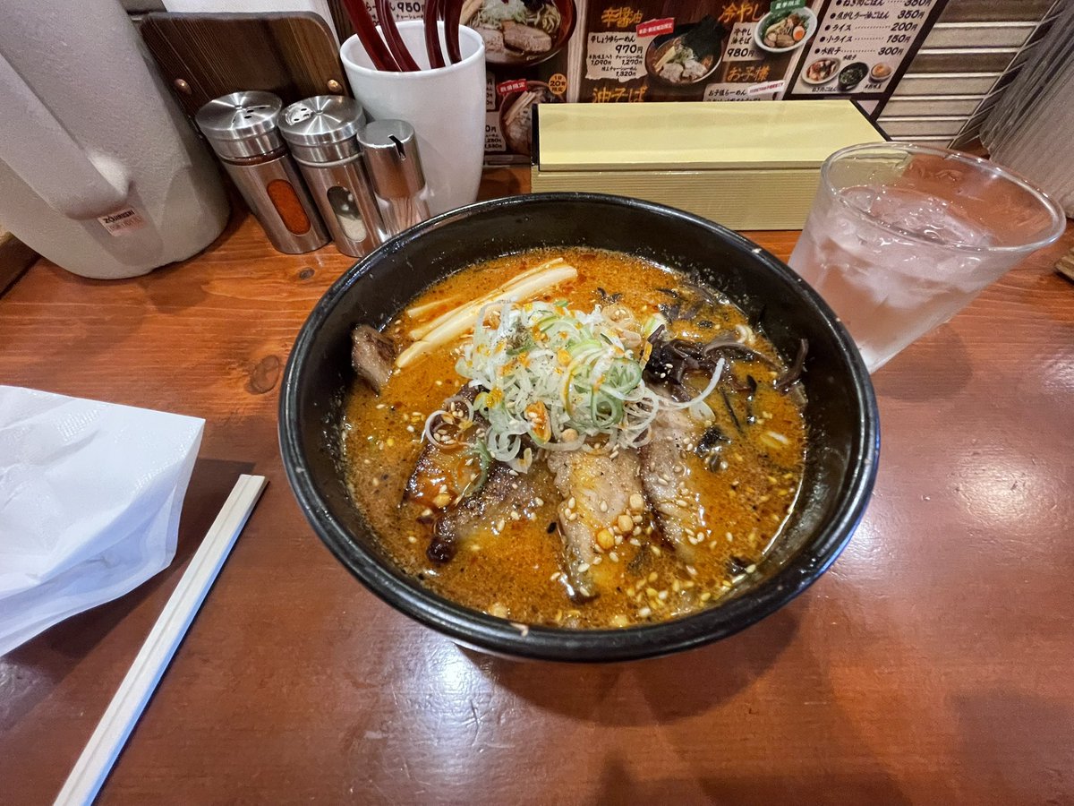 F5_4472's tweet photo. 焙煎辛みそラーメン＋特上チャーシュー@吉山商店 https://t.co/JlZ5ioNPsJ